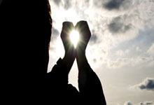 678体育官网：新华视评丨春节该不该“放鞭炮”？因地制宜最为宜.